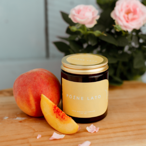 brzoskwini i płatków róż